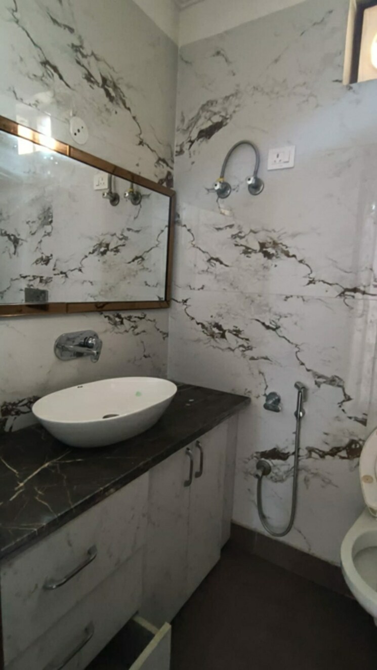 Bathroom, green fields colony 4 Bedroom 450 Sq.Yd. Builder Floor In Green Fields Colony Faridabad 9576967
