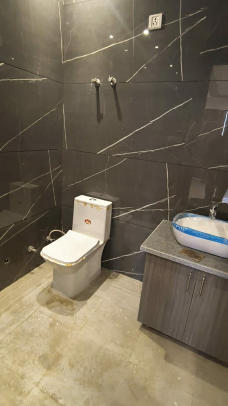 Bathroom, green fields colony 4 Bedroom 450 Sq.Yd. Builder Floor In Green Fields Colony Faridabad 9576967
