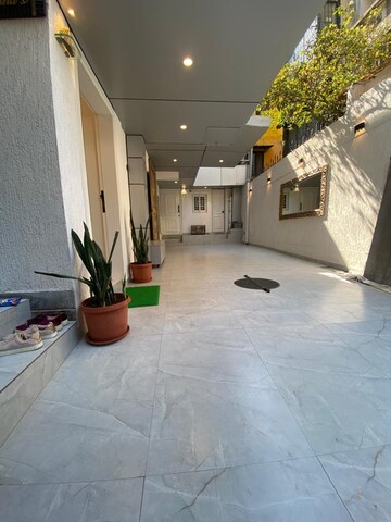 Parking in 6+ BHK Villa at Khar West – for Sale