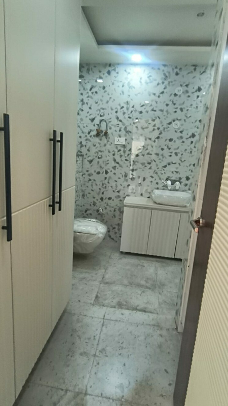 Bathroom, green fields colony 4 Bedroom 450 Sq.Yd. Builder Floor In Green Fields Colony Faridabad 9576990