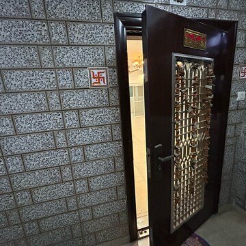 Bedroom in 3 BHK Apartment at Ajnara Le Garden, Panchsheel Green – for Sale