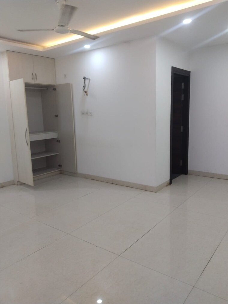 Room, sector 55 2.5 Bedroom 1310 Sq.Ft. Villa In Sector 55 Noida 9577036