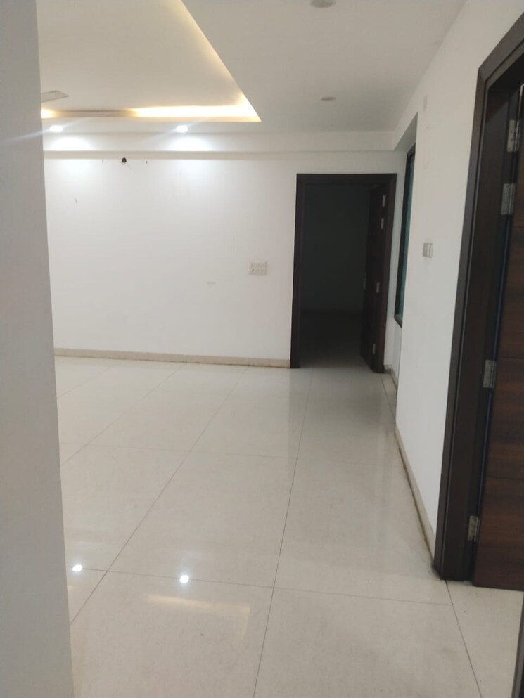 Room, sector 55 2.5 Bedroom 1310 Sq.Ft. Villa In Sector 55 Noida 9577036