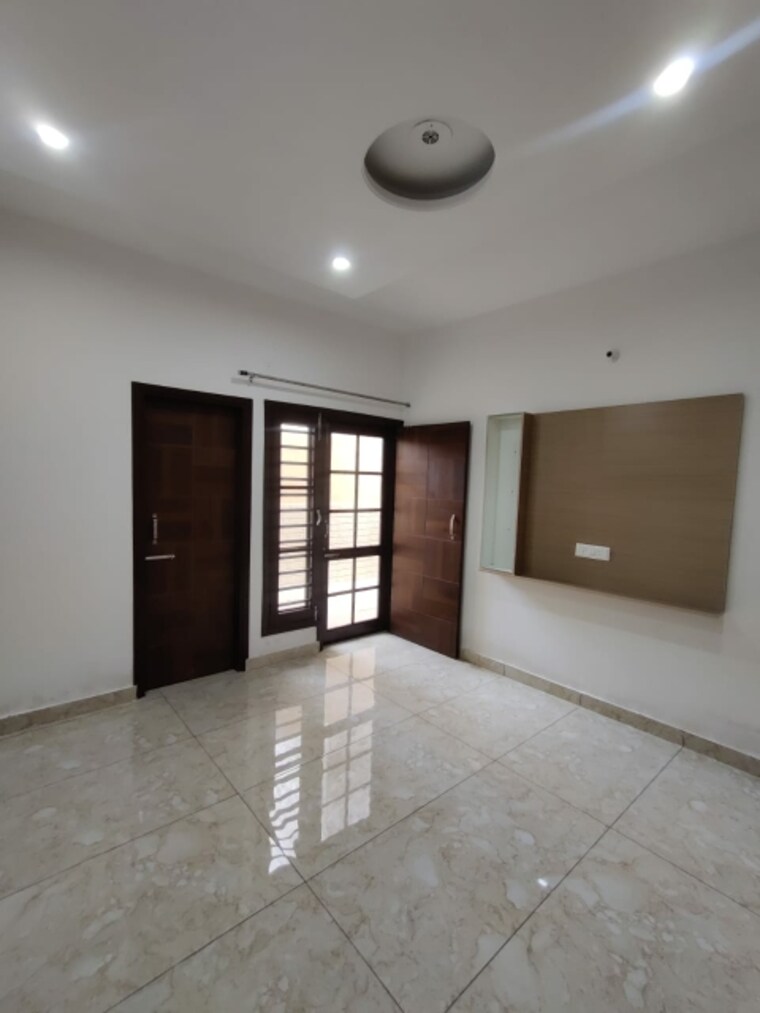 Room, kharar mohali road 4 Bedroom 125 Sq.Yd. Independent House In Kharar Mohali Road Kharar 9577083
