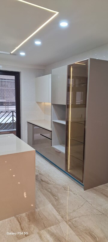 Room in 4 BHK Builder Floor at Palam Vyapar Kendra, Sector 2 – for Rent