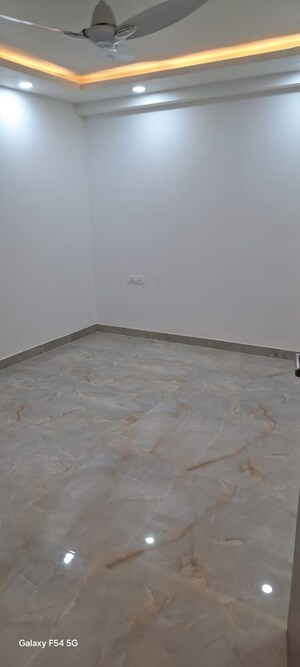 Room in 4 BHK Builder Floor at Palam Vyapar Kendra, Sector 2 – for Rent