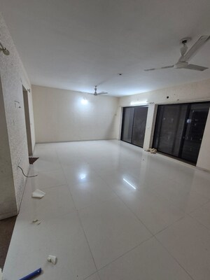 Room in 3 BHK Apartment at Park Express, Baner – for Rent