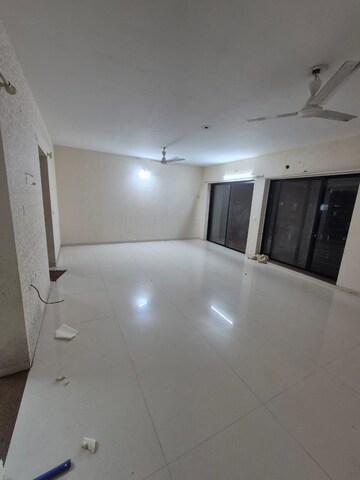 Room in 3 BHK Apartment at Park Express, Baner – for Rent