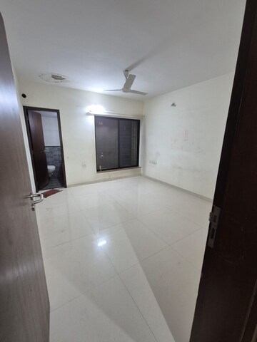 Room in 3 BHK Apartment at Park Express, Baner – for Rent