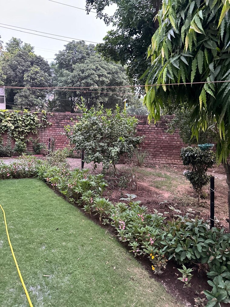 Garden, sector 37 3 Bedroom 3400 Sq.Ft. Builder Floor In Sector 37 Chandigarh 9577164