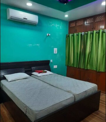 Bedroom in 3 BHK Apartment at Hazratganj – for Rent