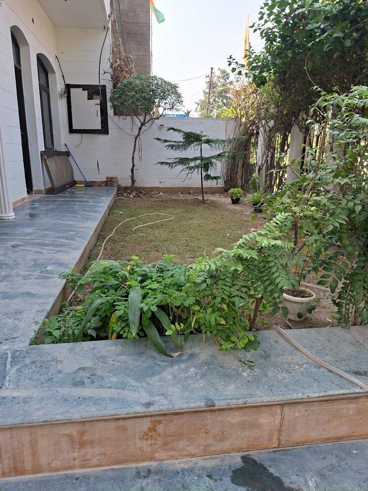 Balcony, sector 48 3 Bedroom 300 Sq.Mt. Independent House In Sector 48 Noida 9577185