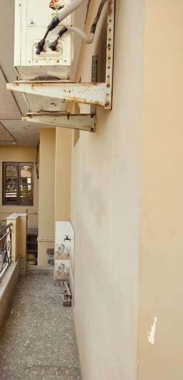 Furnished Amenities in 3 BHK Builder Floor at Palam Vyapar Kendra, Sector 2 – for Rent