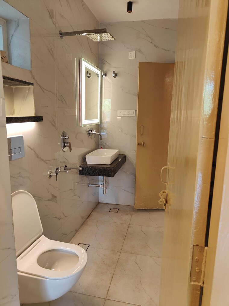 Bathroom, east of kailash 3 Bedroom 1800 Sq.Ft. Builder Floor In East Of Kailash Delhi 9577211