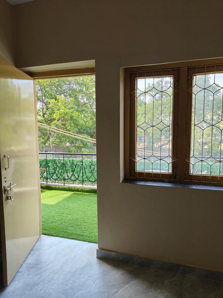 Room, east of kailash 3 Bedroom 1800 Sq.Ft. Builder Floor In East Of Kailash Delhi 9577211