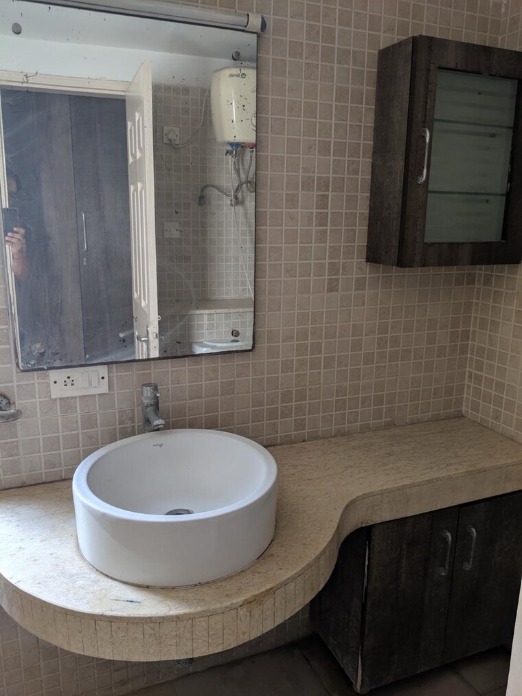 Bathroom, jaypee-imperial-court 3 Bedroom 2250 Sq.Ft. Apartment In Sector 128 Noida 9578103