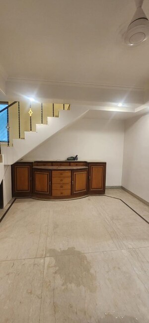 Room in 4 BHK Villa at Chembur – for Rent