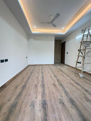 Room in 3 BHK Builder Floor at Sushant Lok I – for Rent