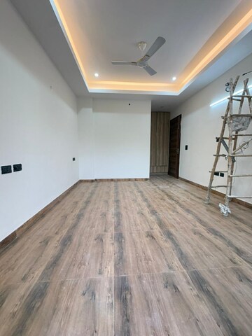 Room in 3 BHK Builder Floor at Sushant Lok I – for Rent