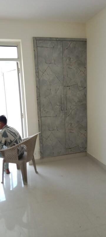 Room in 3 BHK Apartment at Sector 3 Dwarka – for Rent