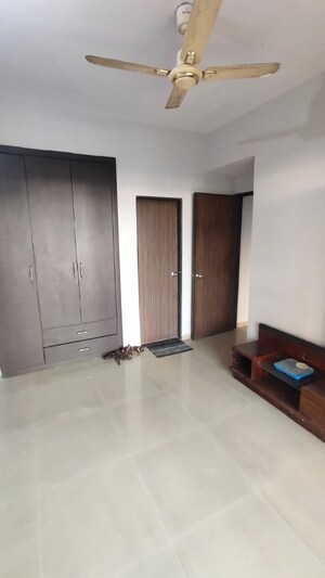 Room in 3 BHK Apartment at Lodha Amara, Kolshet Road – for Rent