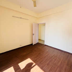 Room in 2.5 BHK Apartment at Pioneer Park Phase 1, Sector 61 – for Rent