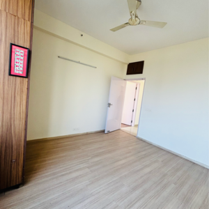 Room in 2.5 BHK Apartment at Pioneer Park Phase 1, Sector 61 – for Rent