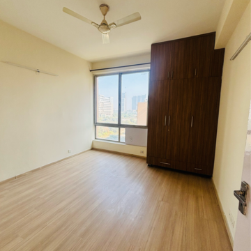 Room in 2.5 BHK Apartment at Pioneer Park Phase 1, Sector 61 – for Rent