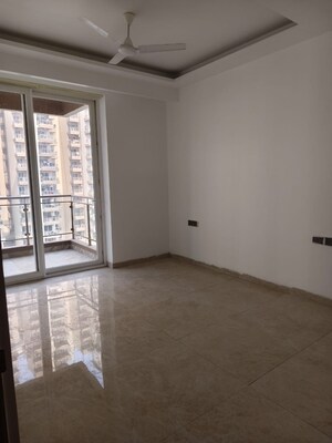Room in 4 BHK Apartment at Gaurs Platinum Towers, Sector 79 – for Rent