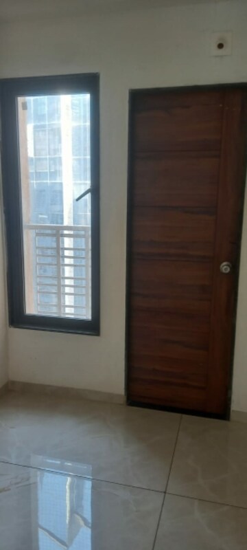 Room in 3 BHK Apartment at Vaishnodevi Circle – for Rent