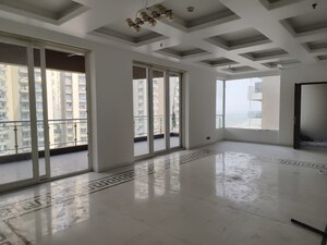 Room in 4 BHK Apartment at Gaurs Platinum Towers, Sector 79 – for Rent