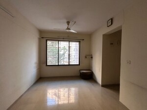 Room in 2 BHK Apartment at Kalpataru Paramount, Kapur Bawdi – for Rent