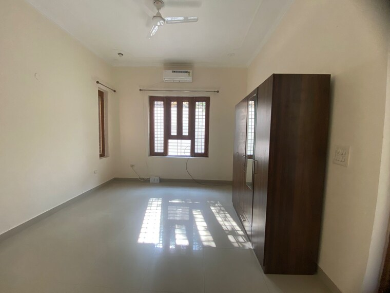 Room, sector 21a 5 Bedroom 500 Sq.Yd. Villa In Sector 21a Faridabad 9577658