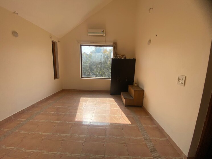 Room, sector 21a 5 Bedroom 500 Sq.Yd. Villa In Sector 21a Faridabad 9577658