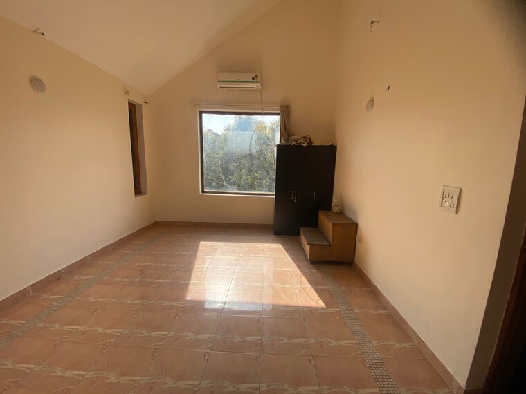 Room, sector 21a 5 Bedroom 500 Sq.Yd. Villa In Sector 21a Faridabad 9577658