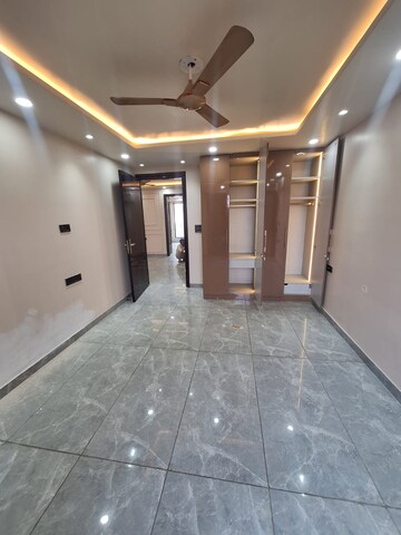 Room in 3 BHK Builder Floor at Palam Vihar – for Rent
