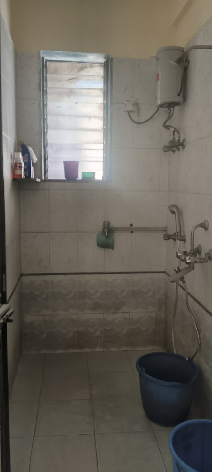 Bathroom, mulund west 3 Bedroom 800 Sq.Ft. Apartment In Mulund West Mumbai 9577813