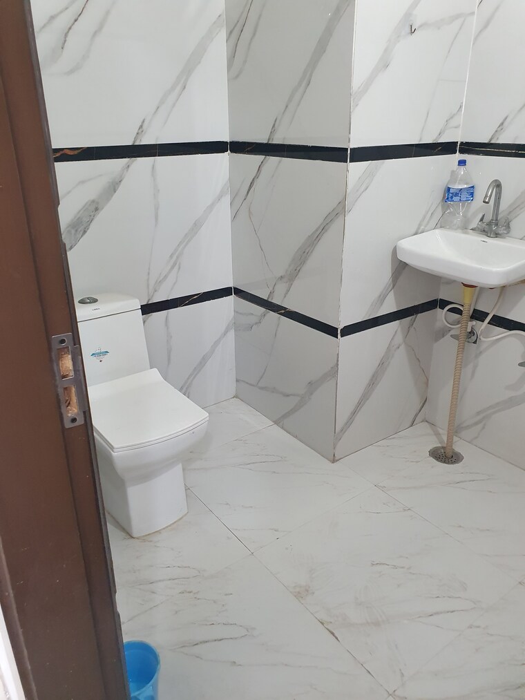 Bathroom, vasundhara sector 3 3 Bedroom 1350 Sq.Ft. Builder Floor In Vasundhara Sector 3 Ghaziabad 9577826