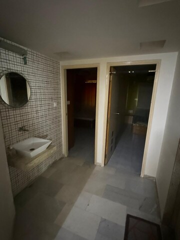 Bathroom in 3 BHK Apartment at Jodhpur – for Rent