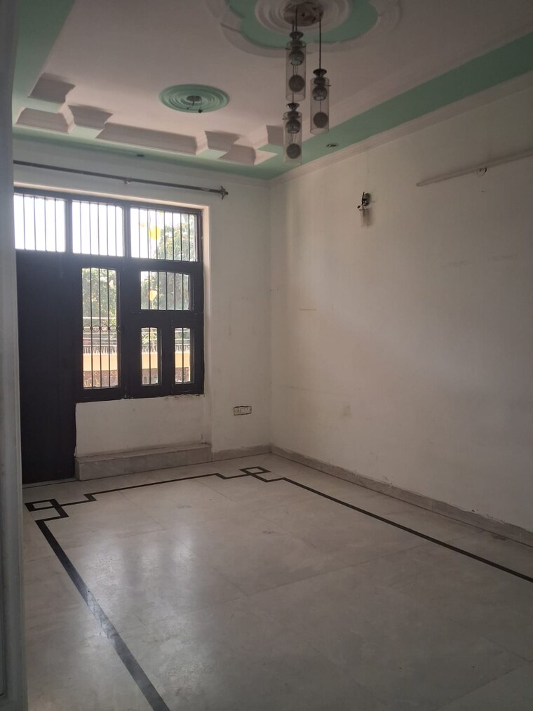 Room, sector 29 2 Bedroom 210 Sq.Yd. Builder Floor In Sector 29 Faridabad 9577927
