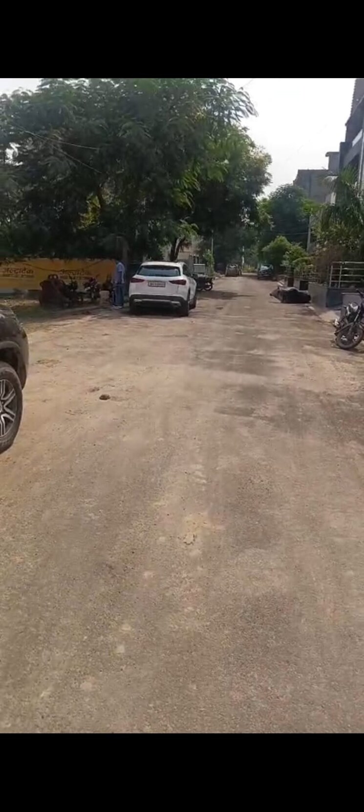  Parking, bptp-parklands  250 Sq.Yd. Plot In Sector 76 Faridabad 9577956