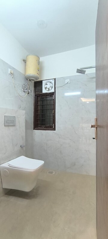 Bathroom in 1 BHK Builder Floor at Ansal Royale Casa, Sector 55 – for Rent