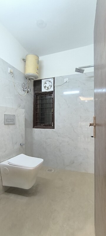 Bathroom in 1 BHK Builder Floor at Ansal Royale Casa, Sector 55 – for Rent