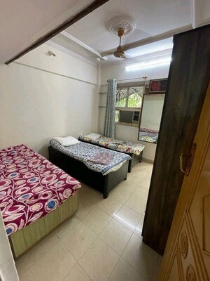 Bedroom in 2 BHK Apartment at Vile Parle West – for Rent