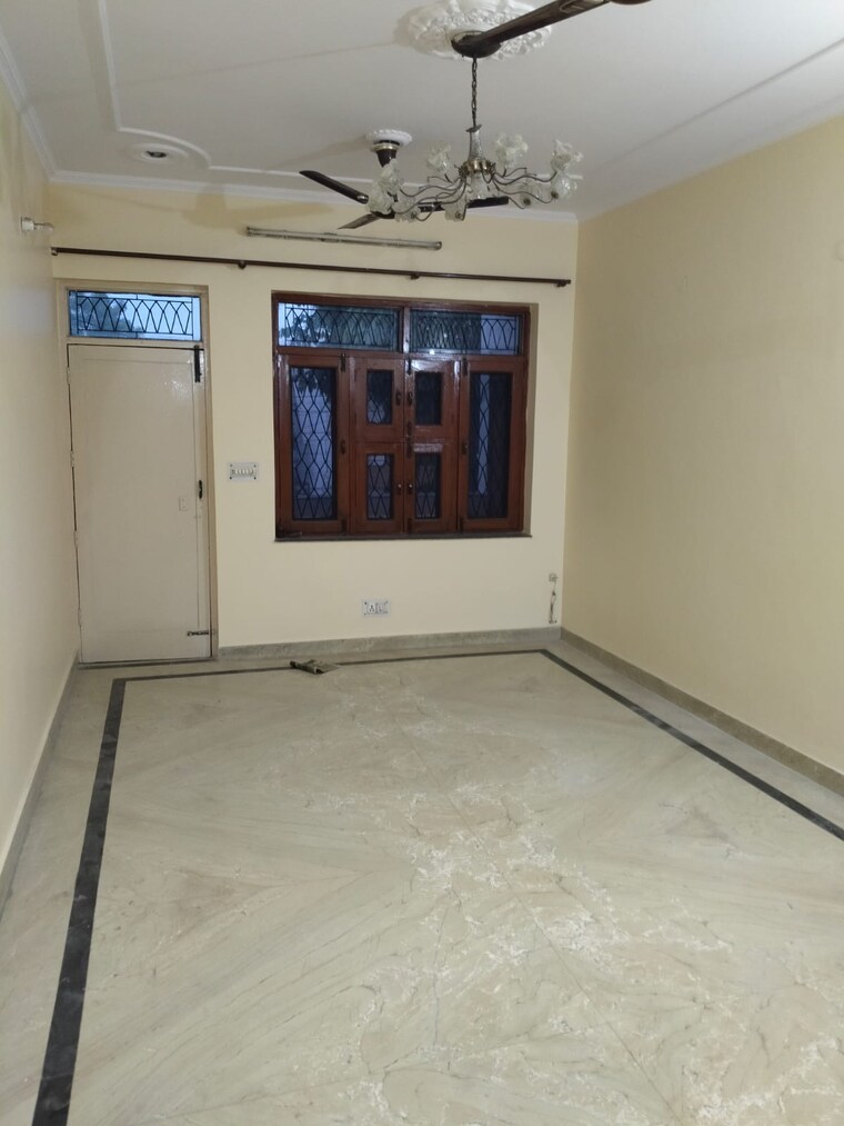 Room, sector 29 1 Bedroom 100 Sq.Yd. Builder Floor In Sector 29 Faridabad 9578105