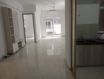 Room in 3 BHK Apartment at Smart World Orchard, Sector 61 – for Rent