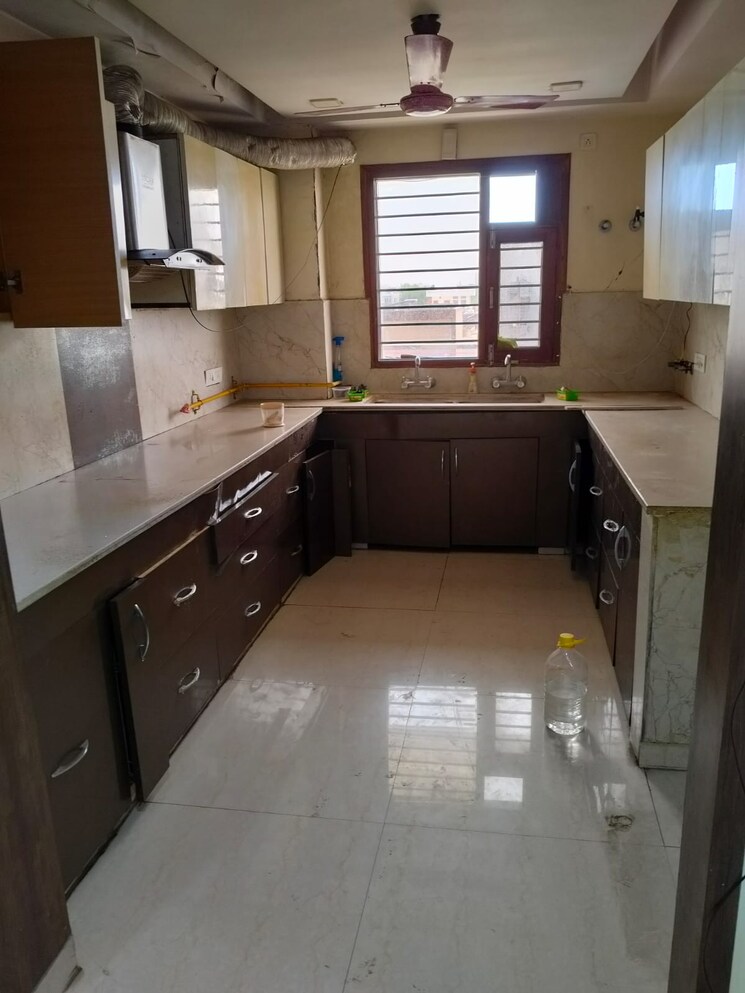 Kitchen, sector 29 4 Bedroom 350 Sq.Yd. Builder Floor In Sector 29 Faridabad 9578115