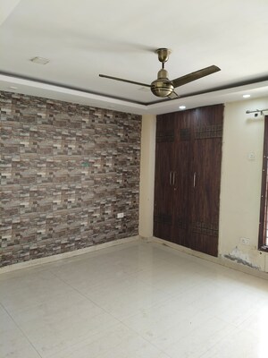 Room in 4 BHK Builder Floor at Sector 29 – for Rent
