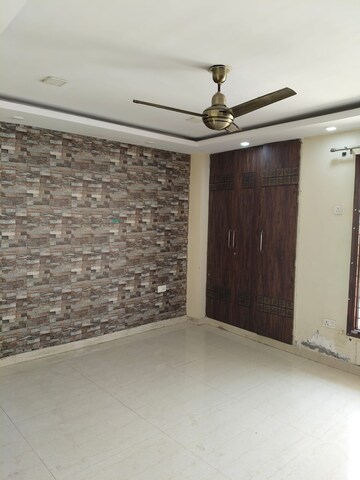 Room in 4 BHK Builder Floor at Sector 29 – for Rent