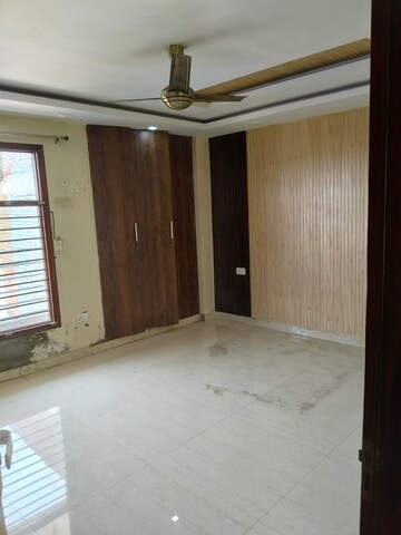 Room in 4 BHK Builder Floor at Sector 29 – for Rent